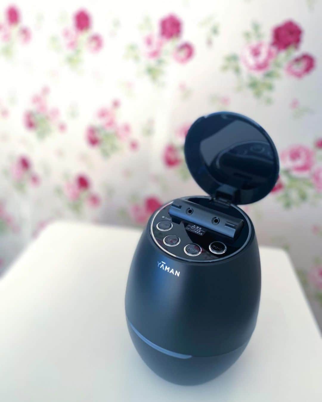 のインスタグラム：「#美顔器 No.1ブランド #ヤーマン のスチーマーでケア始めました😉✨ @yaman.official ㅤㅤㅤㅤㅤㅤㅤㅤㅤ 毛穴ケア スチーマー「#ブライトクリーン」だよ❣️﻿ ﻿ㅤㅤㅤㅤㅤㅤㅤㅤㅤ  肌温度を約40℃まで引き上げる、 濃厚スチームが顔全体を包み込みながら スキンケアをサポート💡﻿ ㅤㅤㅤㅤㅤㅤㅤㅤㅤ ディープクレンジングによる毛穴ケアや、 スキンケアの土台づくりに。 ゆらぎ肌をやさしく包み込み、 素肌力を高めてくれます😆🎶 ㅤㅤㅤㅤㅤㅤㅤㅤㅤ  💙YA-MAN（ヤーマン）💙 毛穴ケア スチーマー「ブライトクリーン」 34,800円 (税抜) https://www.ya-man.com/brand/yaman/products/forface/bright-clean.html ㅤㅤㅤㅤㅤㅤㅤㅤㅤ 【肌悩みに合わせた4つのコース】 ㅤㅤㅤㅤㅤㅤㅤㅤㅤ ❶ クリーンモード➡︎スチーム3分 毛穴や肌トーンを毎日ケアしたい 毎日のクレンジングやメイクの前に ㅤㅤㅤㅤㅤㅤㅤㅤㅤ ❷スチームモード➡︎スチーム10分 じっくり毛穴をクレンジング 温感で皮脂を緩めてディープケア ㅤㅤㅤㅤㅤㅤㅤㅤㅤ ❸﻿バリアモード➡︎10分 マスクなど刺激を受けた肌に 穏やかな温度変化でアプローチ ㅤㅤㅤㅤㅤㅤㅤㅤㅤ ❹﻿ロングモード➡︎7時間 寝ている間も美肌ケア 60分ごとに温1.5分を7時間 ㅤㅤㅤㅤㅤㅤㅤㅤㅤ  毎日必ず「3分間クリーンモード」 私は時間がある日は「10分間のバリアモード」 をやるようにしています👸✨✨ ㅤㅤㅤㅤㅤㅤㅤㅤㅤ 毎日スチームを当てるのが日課になりました🥰❤️ ㅤㅤㅤㅤㅤㅤㅤㅤㅤ おすすめポイント ✅肌温度を約40℃まで引き上げる﻿ ✅スチームがとっても濃厚﻿ ✅スチーム噴出口の角度を変えれる﻿ ✅見た目がオシャレでお気に入り ㅤㅤㅤㅤㅤㅤㅤㅤㅤ ㅤㅤㅤㅤㅤㅤㅤㅤㅤ マスク生活でお顔が荒れがちだし、 この時期スチームが暖かくて本当にありがたい✨ 気持ち良いのでおすすめです💓 ㅤㅤㅤㅤㅤㅤㅤㅤㅤ ﻿ㅤㅤㅤㅤㅤㅤㅤㅤㅤ 　ㅤㅤㅤㅤㅤㅤㅤㅤㅤ﻿ ㅤㅤㅤㅤㅤㅤㅤㅤㅤ　  ㅤㅤㅤㅤㅤㅤㅤㅤㅤ ﻿ㅤㅤㅤㅤㅤㅤㅤㅤㅤ 　ㅤㅤㅤㅤㅤㅤㅤㅤㅤ﻿ ㅤㅤㅤㅤㅤㅤㅤㅤㅤ　  ㅤㅤㅤㅤㅤㅤㅤㅤㅤ ﻿ㅤㅤㅤㅤㅤㅤㅤㅤㅤ 　ㅤㅤㅤㅤㅤㅤㅤㅤㅤ﻿ ㅤㅤㅤㅤㅤㅤㅤㅤㅤ　  #YAMAN﻿ #毛穴ケアスチーマー﻿ #ブライトクリーン #美容家電 #ヘアメイク﻿ #PR #スキンケア #美容好きな人と繋がりたい #美容day 保湿 #保湿ケア #美肌ケア #美容 #美肌 #コスメ #コスメ好きさんと繋がりたい美容 #美容day #뷰스타그램 #skincare #beauty #스킨케어 #自分磨き #インスタグラマー #インフルエンサー」