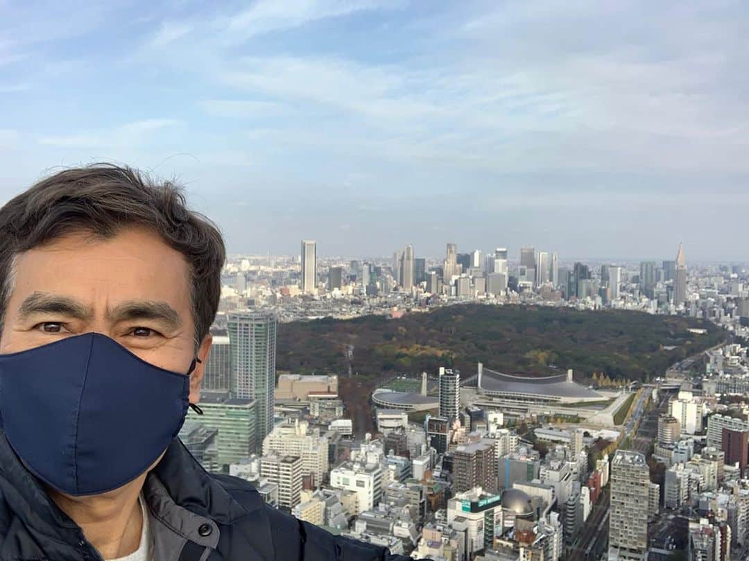 石原良純のインスタグラム：「渋谷スクランブルスクエアーから代々木公園と新宿の高層ビル群を望む。朝の冷気が身に染みる。」