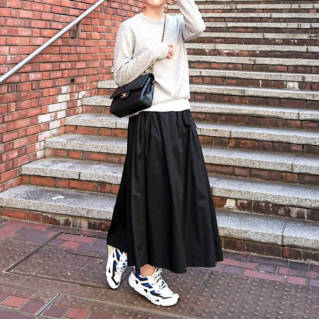 nori0620のインスタグラム：「軽くて暖かいカシミヤニットとハリのあるボリュームスカート  #カシミヤクルーネックセーター@uniqlo  友達と 今日から始まるuniqlo第二弾の感謝際は 何が安くなるんだろうね～♪  なんて話していたら  第二弾はカシミヤアイテムが プライスダウンに🐏✨  マフラーも気になります…………💭✨  #カシミヤクルーネックセーター @uniqlo #スカート#zara #スニーカー @newbalance #バッグ @chanelofficial  #instafashion #fashionsnap #fashiongram #code #outfit #coordinate #ファッション #コーデ #ニットコーデ #uniqlo#uniqloginza2020FW#ユニクロニット族 #ユニクロニット部 #カシミヤクルーネックセーター #pr#ママファッション #ママコーデ #プチプラコーデ #スカートコーデ #スニーカーコーデ#newbalance #locari」