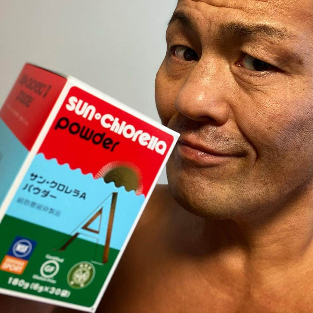 鈴木みのるさんのインスタグラム写真 - (鈴木みのるInstagram)「Advance  #sunchlorella #クロレラ #サンクロレラ #sunchlorellasport @sport_sunchlorella  あっという間に2020が過ぎていく。コロナが無かったら…なんて振り返って「あ〜ぁ」っていうことをやめよう。たった数分の試合でも予期せぬことや自分に不都合なことが突然起きて予定と違う方向に行ってしまうことなんてたくさんある。だからこそだ。だからこそ今の2020に対応して、前に進むことが大切だ。過ぎてしまったこと、無くなったものの数を数えるな。今あるモノ、これから目指すモノの数を数えて行こう。過去を数えることは歩みを止める。何があってもオレは前に進む。」11月27日 11時56分 - suzuki.d.minoru