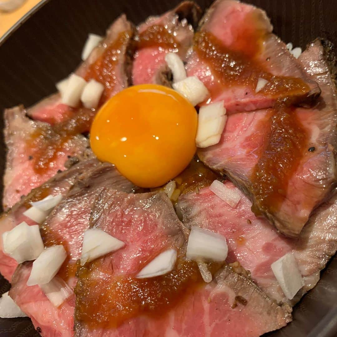 澤田亜紀さんのインスタグラム写真 - (澤田亜紀Instagram)「突然の飯テロ #ローストビーフ丼 #限定10食 #西天満 #1000円ランチ」11月27日 11時57分 - aki_sawada_107