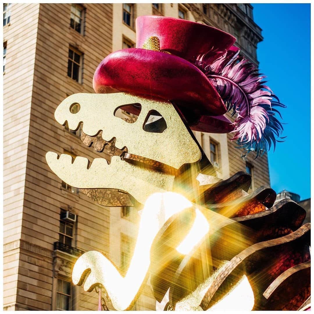 コーチさんのインスタグラム写真 - (コーチInstagram)「Until next year's #MacysParade, Happy Thanksgiving to all. 👋 from #RexyTheCoachDino and the whole #CoachFamily. #CoachNY」11月27日 12時09分 - coach