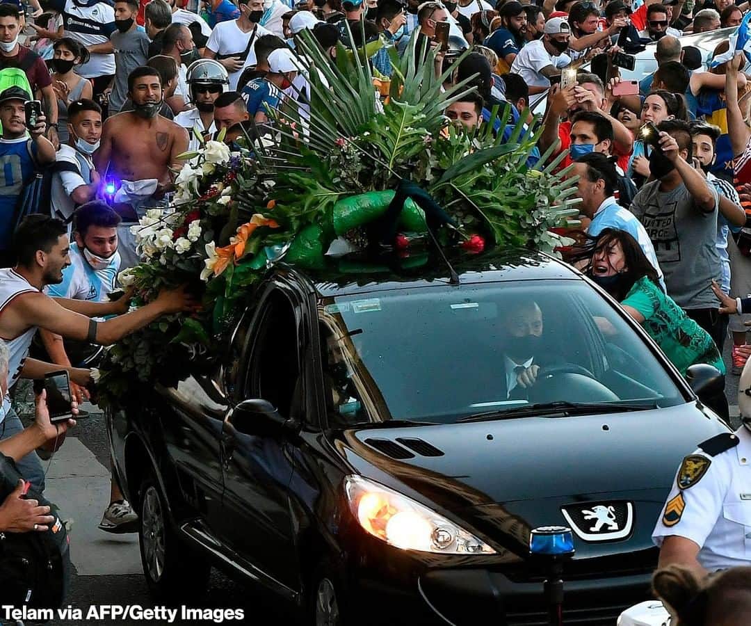 ABC Newsさんのインスタグラム写真 - (ABC NewsInstagram)「EMOTIONAL FAREWELL: Fans of Diego Maradona crowd around the hearse carrying the late Argentine soccer legend while leaving the presidential palace in Buenos Aires.」11月27日 12時01分 - abcnews