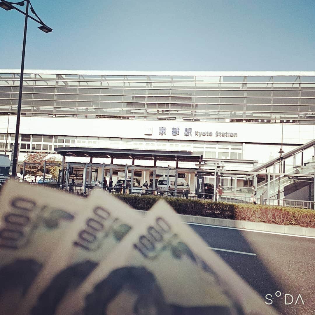 松本隆博のインスタグラム：「。 はーい、またまた来ました！ 京都駅＼(・o・)/! イベント旅に出て3週間(*Ü*) またの京都駅！！  では皆さんご一緒に🎼.•*¨*•.•*¨*•.¸¸🎶  きょうと～♪ おおはら～♪ ……(˙◁˙) ♪  ～人生遊歩道～」