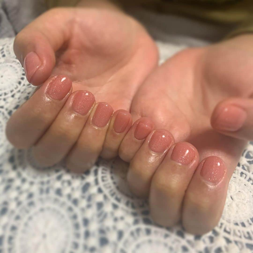 浜口順子さんのインスタグラム写真 - (浜口順子Instagram)「御ネイルチェンジ💅 今回は撮影用にシンプルナチュラルに していただきました✨ この色めっちゃ好きです💕 肌馴染み良くて少しキラッとしてます✨  #クラスタイル #clastyle さん、 いつもステキなネイルと 丁寧なネイルケア 本当にありがとうございます😊 ネイルスクールをお探しの方 @clastyle_nail をチェック😘  あ、ウクレレ弾くようになってから 左手はかなり短くなってます！  #ネイル #nail #nailart #ジェルネイル #ネイルアート #nails #ネイルデザイン #naildesign #美甲 #gelnail #ネイルサロン #ジェル #art #gelnails #gel #秋ネイル #アート #ジェルアート #ショートネイル #love #指甲 #nailsalon #fashion #gelart #beauty #メイク #ファッション #japanesenailart」11月27日 12時05分 - hamaguchijunko