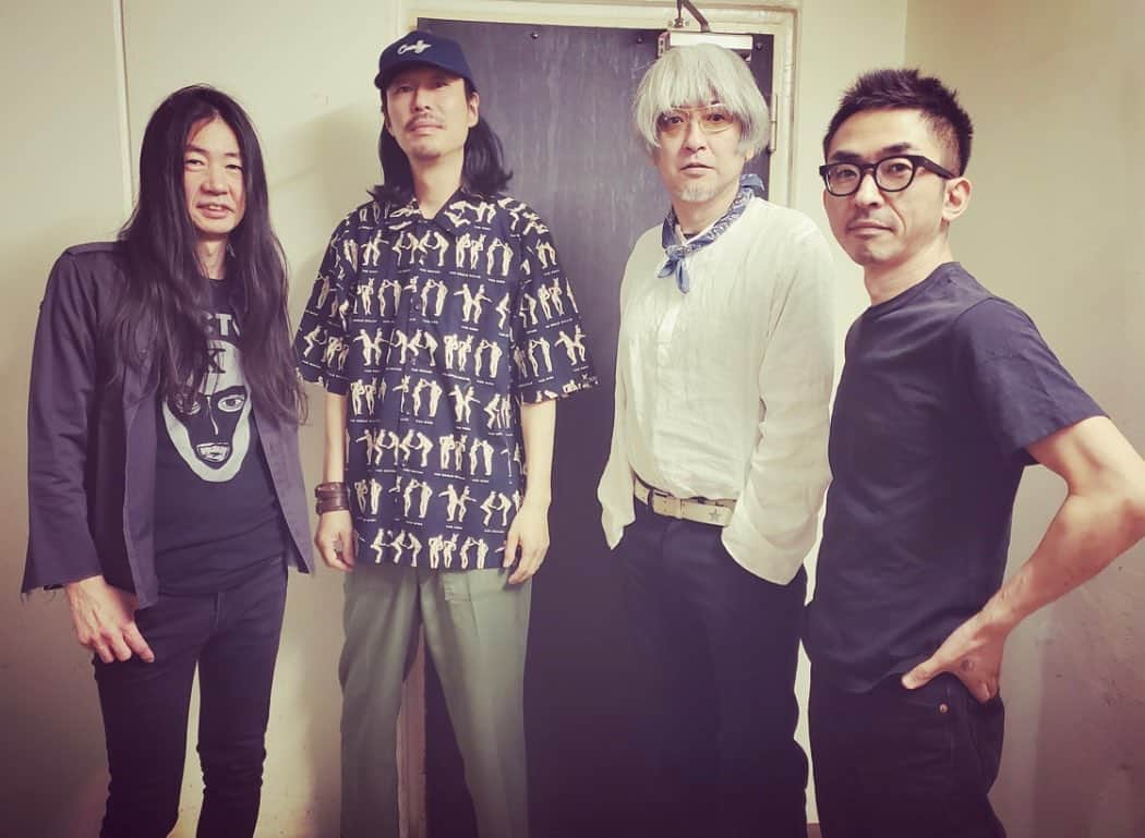 Curly Giraffeさんのインスタグラム写真 - (Curly GiraffeInstagram)「【ライブ決定!!!】 Curly Giraffeが約1年半ぶりのバンド編成でのライブを ビルボードライブ東京にて開催決定!!! 心ゆくまで音楽浴（ミュージックベイス）を楽しむ夕べ。  Curly Giraffe “Musicbathe 2021” Curly Giraffe(vo,ba) / 名越由貴夫(gt) / 堀江博久(key) / 恒岡章(drs)  【ビルボードライブ東京】（1日2回公演） 2021/1/29（金）1stステージ 開場17:30 開演18:30 / 2ndステージ 開場20:30 開演21:30 サービスエリア￥6,800 /カジュアルエリア￥6,300-（1ドリンク付き） ※ご飲食代は別途ご精算となります。  発売日  Club BBL会員先行＝12/11（金）12:00正午より 一般予約受付開始＝12/18（金）12:00正午より  http://www.billboard-live.com/pg/shop/show/index.php?mode=detail1&event=12489&shop=1  Billboard Live Official Web：http://www.billboard-live.com/ [お問い合わせ] ビルボードライブ東京： 03-3405-1133 〒107-0052東京都港区赤坂9丁目7番4号 東京ミッドタウン ガーデンテラス4F  ※本公演は、政府および各自治体から発表された新型コロナウイルス感染拡大予防ガイドラインを踏まえ、各会場の最大収容人数を通常時以下になるよう調整した新型コロナウイルス感染症対策用の座席レイアウトを使用し、公演を実施いたします。 詳細：http://www.billboard-live.com/membersarea/20200625_notice.html  #curlygiraffe #カーリージラフ #名越由貴夫 #堀江博久 #恒岡章」11月27日 12時05分 - curly_giraffe