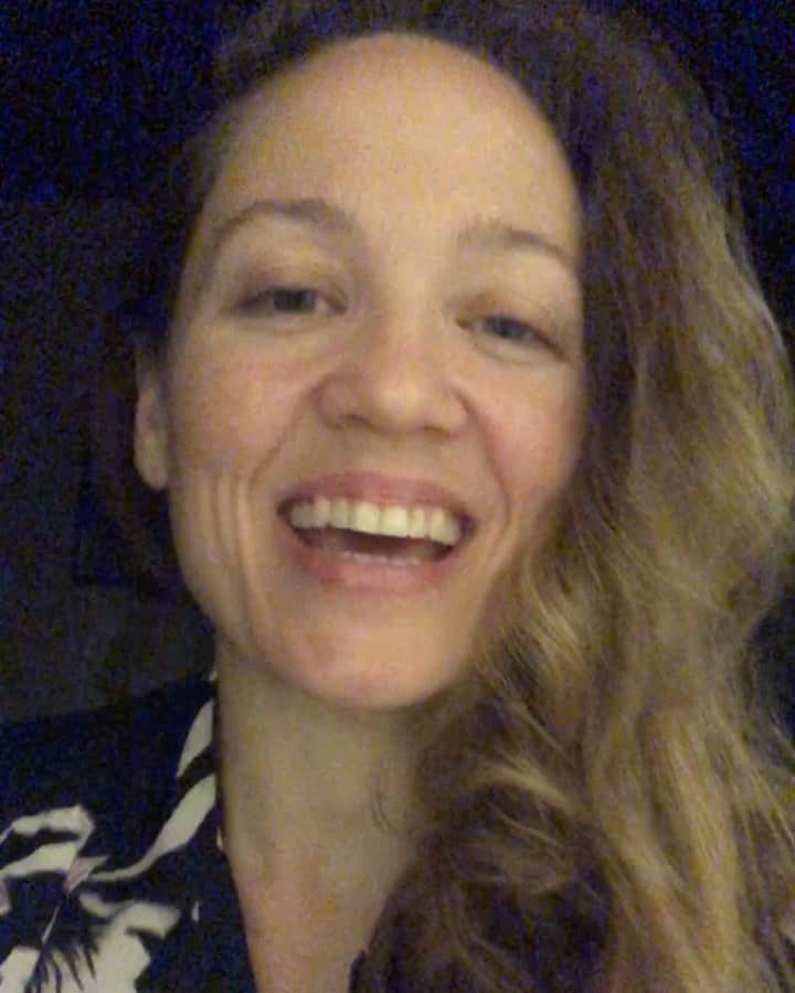 エリカ・クリステンセンのインスタグラム：「I don’t care if you ate cinnamon Chex for dinner (like me last night...) I hope your Thanksgiving was thankful. Holiday sales have me already feeling like I missed out, hahaaa. But I’ve decided to stay on @cameo I like it so much. So here come their holiday sales!!」