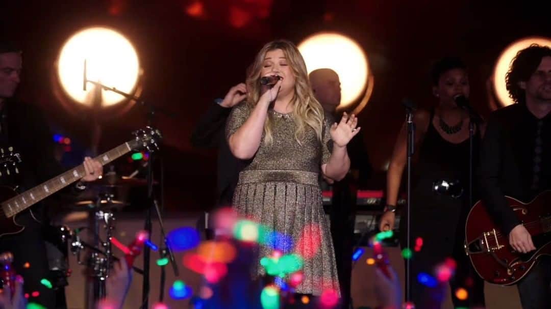 アメリカン・ブロードキャスティング・カンパニーのインスタグラム：「This was exactly what we needed tonight 😌🎄 @kellyclarkson knows how to shine in her 2016 @waltdisneyworld #DisneyHolidayCelebration performance!」