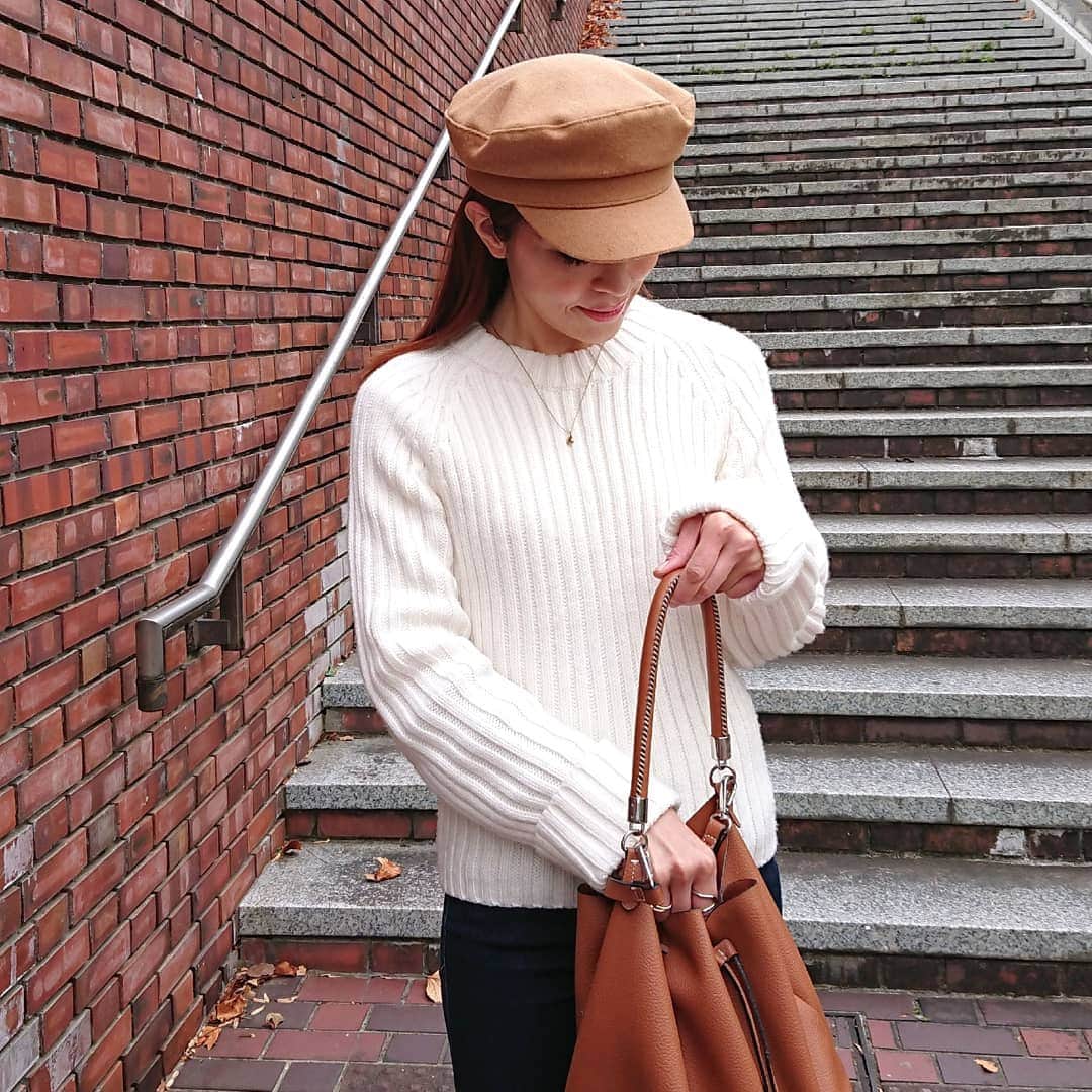 nori0620のインスタグラム：「zaraでずっと入荷待ちだった #ウールブレンドマリンキャップ@zara   ブラウンのキャスケットは 柔らかい印象に🐪🍂  オンラインだったので、サイズ感が分からず……………💭  Mにしたら、やっぱり少し大きめ…  以前、帽子専門店の方に すきまテープで(WINDPOOF  TAPE) サイズ調整するアイディアを✨  テープの長さでサイズ調整も♪ これオススメです！  #instafashion #fashion#fashiongram #code#マリンキャップ #zara#ウールブレンドマリンキャップ#uniqlo#knit #クロップドクルーネックセーター#jwanderson #ママファッション #ママコーデ」