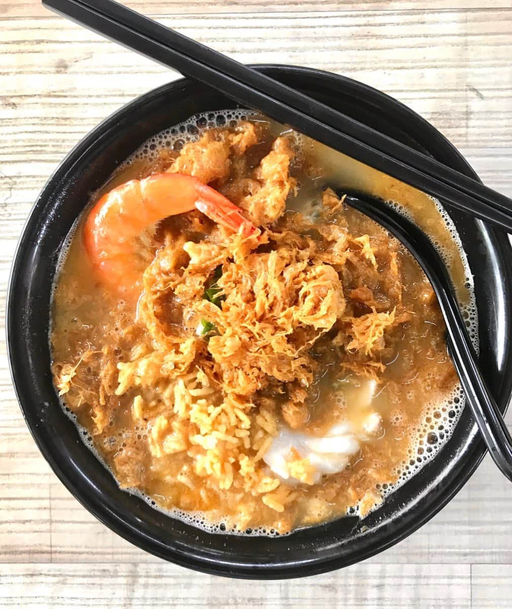 Li Tian の雑貨屋のインスタグラム：「Affordable and tasty seafood pao fan from a kopitiam stall. Added on more fish slices and egg floss 😋 Just had this few days ago but I’m craving for this again!   Must say it’s even better than some Chinese restaurants but just be prepared to queue   • • • #singapore #yummy #love #sgfood #foodporn #igsg #グルメ #instafood #gourmet #beautifulcuisines #onthetable #sgeatout #cafe #sgeats #f52grams #feedfeed  #foodsg #savefnbsg #sgblog #musttry #sgpromo #kopitiam」
