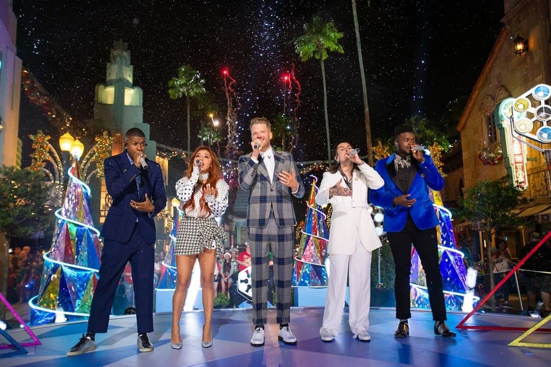 アメリカン・ブロードキャスティング・カンパニーのインスタグラム：「We are feeling festive 💚 and jolly ❤️ after @ptxofficial 2019 @WaltDisneyWorld #DisneyHolidayCelebration performance 🎶 Reply ⛄️ if you are loving the #DisneyHolidayCelebration vibes!」