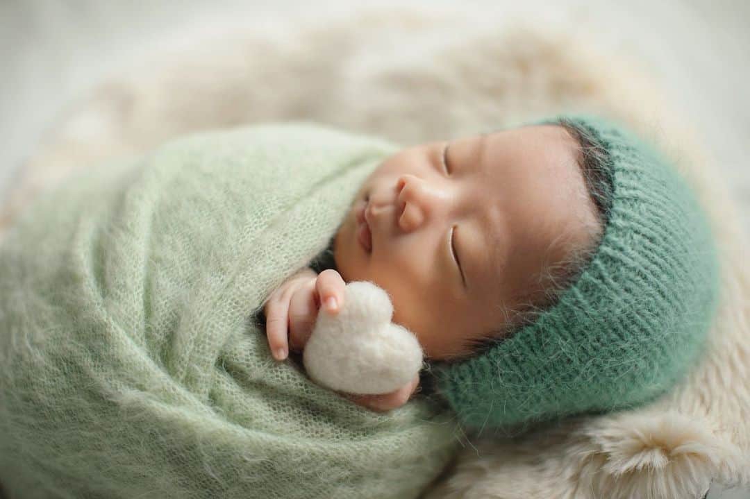 鬼辻麻衣さんのインスタグラム写真 - (鬼辻麻衣Instagram)「🧸 ❤️ 🍼 ・ newborn photo👶2020.11.20 ひたすら可愛かった、、🤎 ・ @bebebou.newborn_baby さんに 自宅で撮影していただきました🧡 ・おくるみポーズ ・ロンパースポーズ🐻 ・家族写真👨‍👩‍👦 ・ツーショット🤱 と、可愛い写真をたくさん撮っていただけて母は大満足🥺 いい記念になりました💓 データもたくさんいただけて嬉しい❣️ スタジオもオープンするみたいなので、👶が大きくなったらまた比嘉さんに撮っていただきたいな📸❤️ #newbornphoto #ニューボーンフォト大阪 #生後22日目」11月27日 12時30分 - kitsumai