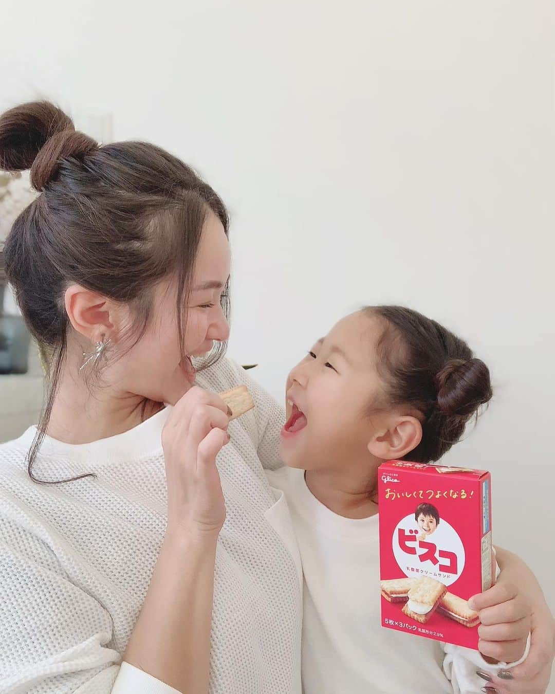 リナのインスタグラム：「子供の頃から大好きだったお菓子 "ビスコ"が新しくなったそう♪  子どもの頃 家でのおやつや、 遠足のお供に持たせてくれたビスコ🍪  ママになった今では3人の子供たちに "ビスコ"を渡す自分がいる🤍  今まで何気なく食べていたビスコだけど、 育ち盛りの子供たちに嬉しい 乳酸菌や食物繊維が一緒に摂れちゃうのはとってもありがたい！  いつも食べていたビスコが、 子供の成長と健康を考えてくれている乳酸菌サンドなんだと知って、 より身近な存在になりました♪  大好きで大好きで たまらない存在の子供たち🧒 その子供たちの成長に寄り添ってくれるビスコ、 これからも一緒に食べようね♪ ...................................................... @bisco_cp  #おやつタイム #おやつの時間 #3児ママ #こどものすこやかな成長のそばに #ビスコ #グリコ #Glico_PR」