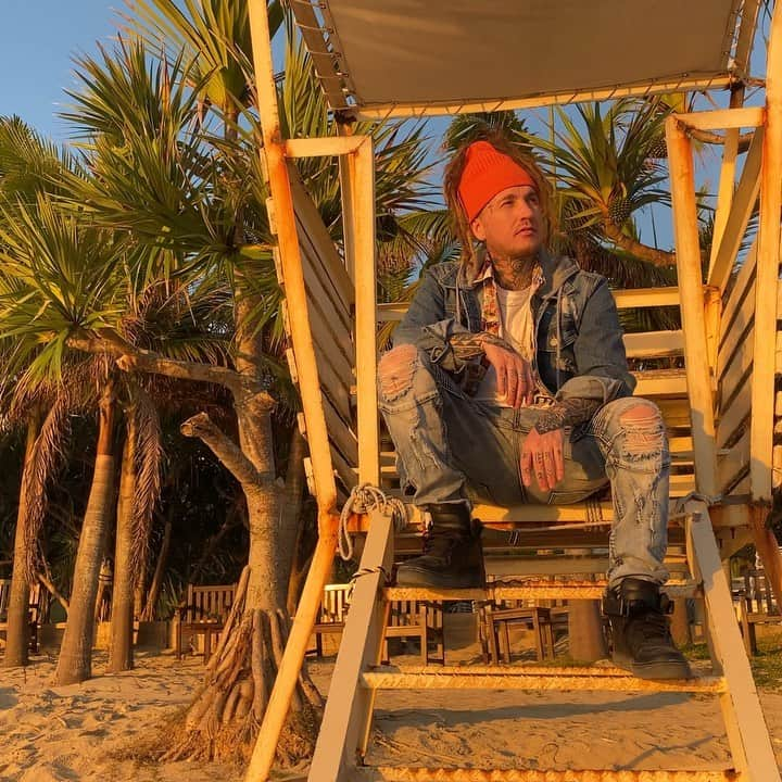 ヤコポのインスタグラム：「Life is lit 🔥on the beach it’s a hit🏌️‍♀️💦 #newmusic #iakopo #okinawa #beach #nago #dancehall #reggaeton #everythingkula #kulagang」