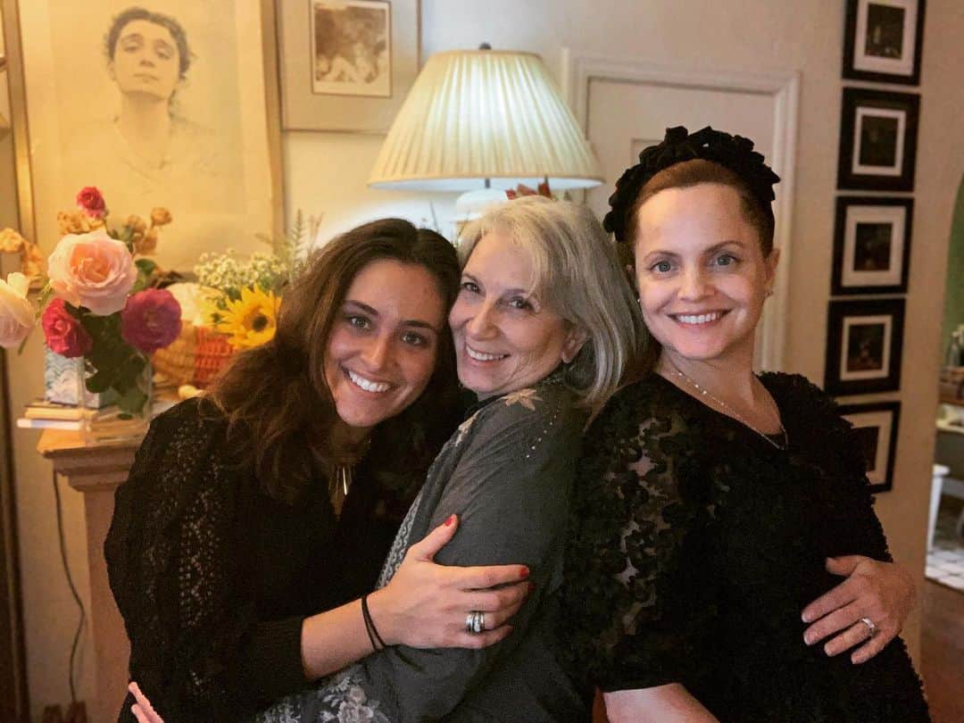 ミーナ・スヴァーリのインスタグラム：「Moments of real beauty with old and new friendships. Today we honor #MotherEarth with all her magnificent creation of life and live in gratitude over each and every blessing.  May this holiday bring you peace. May it being you new awareness and consideration of what is truly important within this existence.  Many many blessings to you all on this #ThanksgivingDay🍁✨ #VeganFeast #BabyHope #FeastOfFriends #EleonoraDuce」