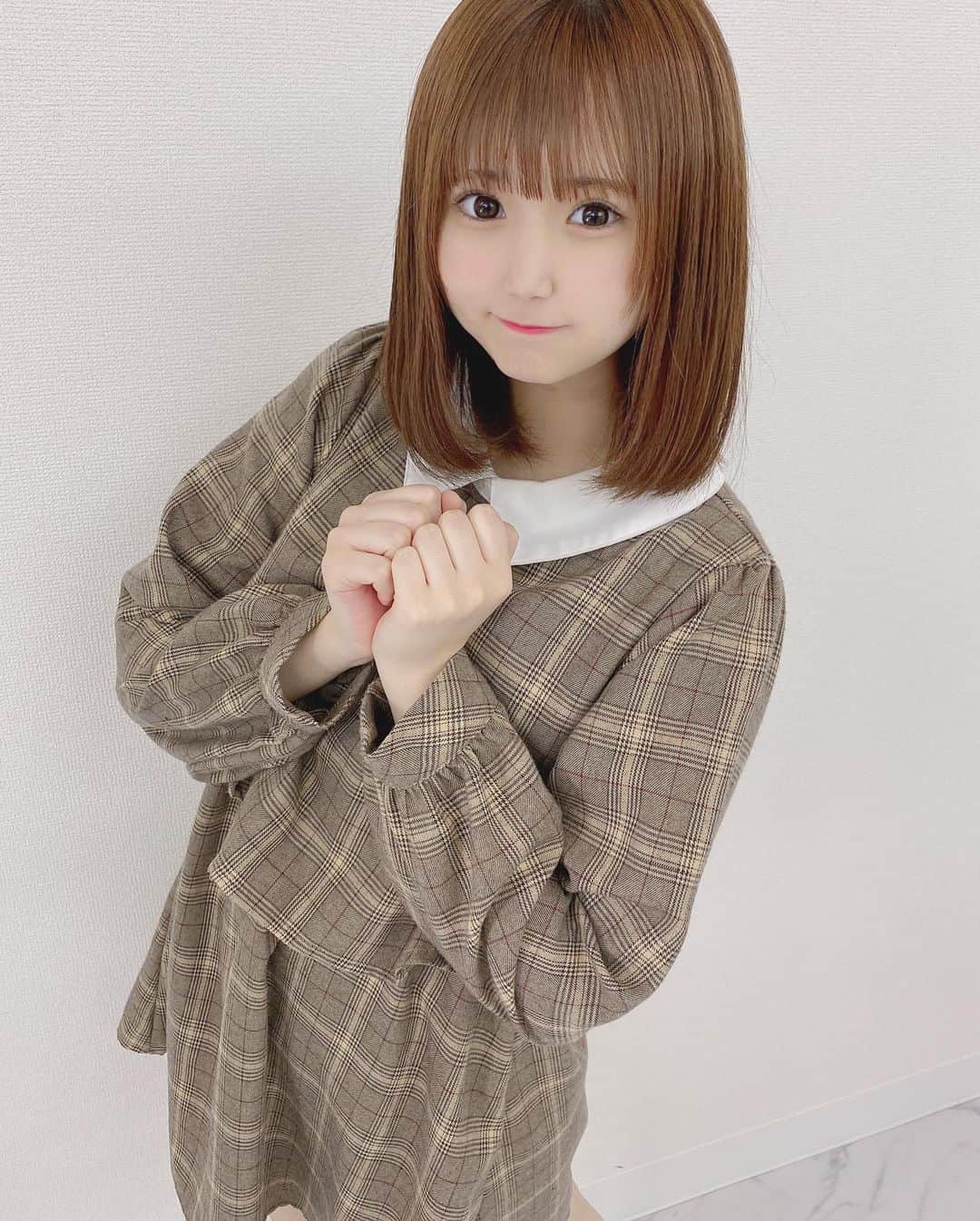 のインスタグラム：「もう寒くなってきて ちょう冬じゃん どうする 、1年あっという間だね 〜 冬服買わなきゃ 〜 みんなは女の子にどんな服着ててほしい？？＾＾ . . . . 先日 ( @risel.official ) (@ryohei_kishino_16 )さんに カットとトリートメントしてもらってきたの 🧏🏻‍♀️☁️ ものすっごいサラッサラツヤッツヤになって もう超感動しちゃった 〜 、ありがとうございました＾＾❕ . . . #japanesegirl #idol #fashion #hairstyle #makeup #ファッション #秋服 #サロンモデル #メイクアップ #ヘアースタイル #アイドル  #フォローミー」