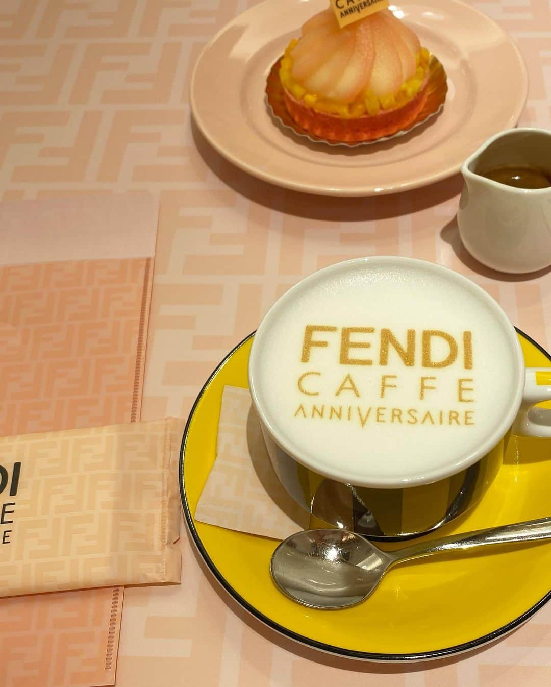 ヨンアさんのインスタグラム写真 - (ヨンアInstagram)「フェンディ カフェ  バイ アニヴェルセル（FENDI CAFFE by ANNIVERSAIRE）の期間限定オープンにひと足先に行ってきました！ フェンディの世界観がとてもステキで楽しめました❤️可愛くて美味しいメニューがたくさんあってまたリピートしたいな❤️  東京都港区北⻘山3丁目5−30  11/28（土）〜12/27（日）11:00〜21:00 (12/19,20,24-26のみ 11:00〜22:00)  #fendicafe #anniversairecafe #omotesando」11月27日 12時42分 - youn1029