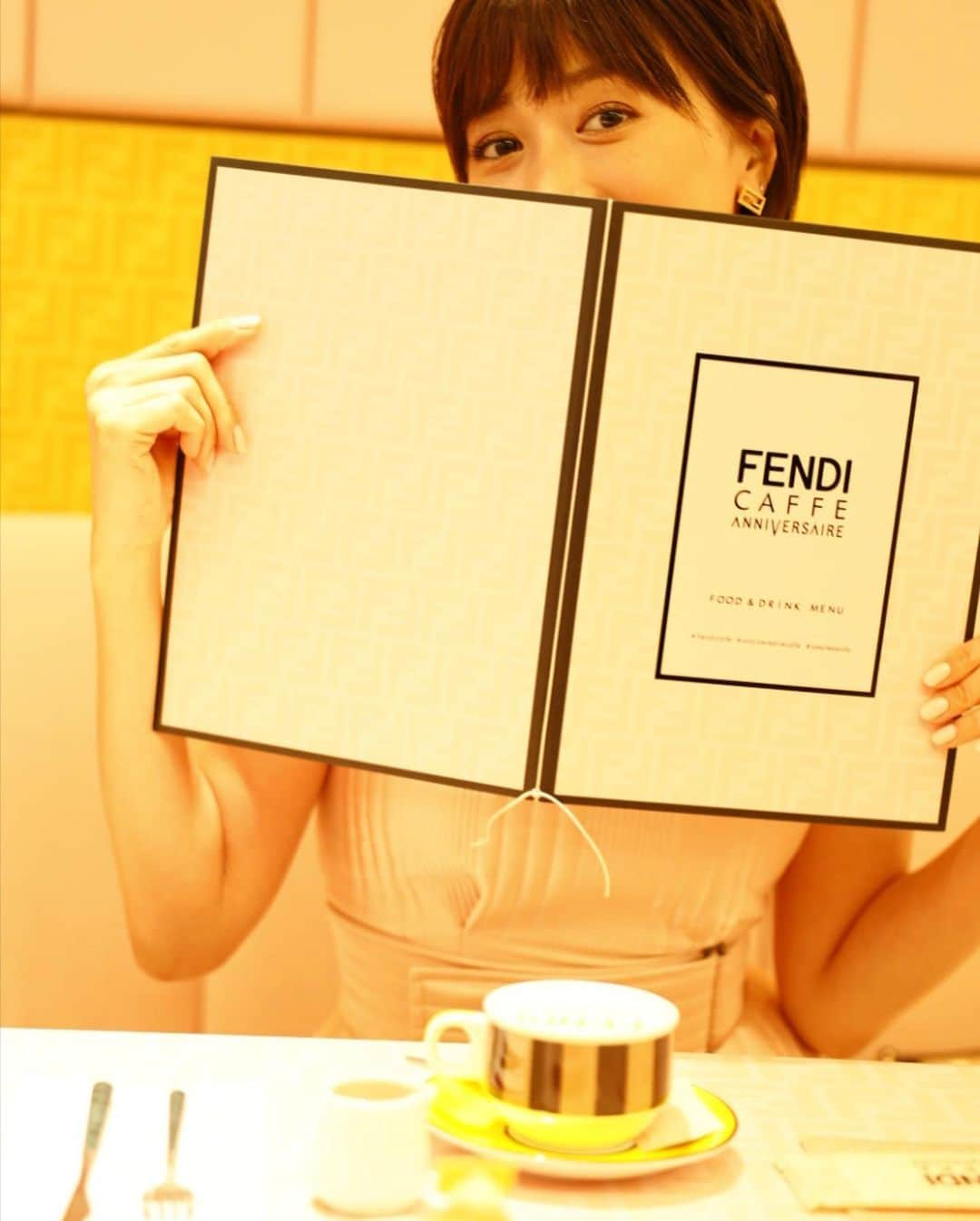 ヨンアさんのインスタグラム写真 - (ヨンアInstagram)「フェンディ カフェ  バイ アニヴェルセル（FENDI CAFFE by ANNIVERSAIRE）の期間限定オープンにひと足先に行ってきました！ フェンディの世界観がとてもステキで楽しめました❤️可愛くて美味しいメニューがたくさんあってまたリピートしたいな❤️  東京都港区北⻘山3丁目5−30  11/28（土）〜12/27（日）11:00〜21:00 (12/19,20,24-26のみ 11:00〜22:00)  #fendicafe #anniversairecafe #omotesando」11月27日 12時42分 - youn1029