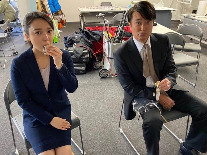 石黒賢さんのインスタグラム写真 - (石黒賢Instagram)「本日第6話！ 撮影の合間に萌音ちゃんと おやつタイム😁 . 📺11/27(金)20時〜第6話 テレビ東京『記憶捜査2〜新宿東署事件ファイル〜』 . #記憶捜査  #上白石萌音 さん #咲 ちゃんと #おやつタイム  #テレビ東京  #ドラマ  #撮影中 の #エネルギー  #本日  #第6話  #😋」11月27日 12時51分 - kenishiguro_official