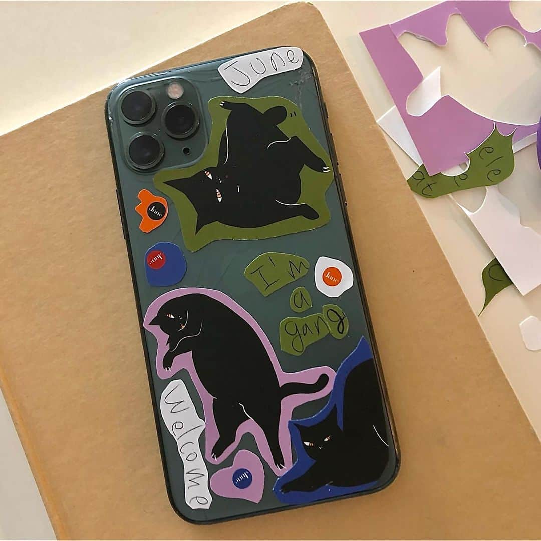 ソジン のインスタグラム：「깨진 액정 봉지 스티커로 수선🖤 철자가 부족해서 엘레강스캣에서 갑자기 #gang 😎 #sorry 👀」