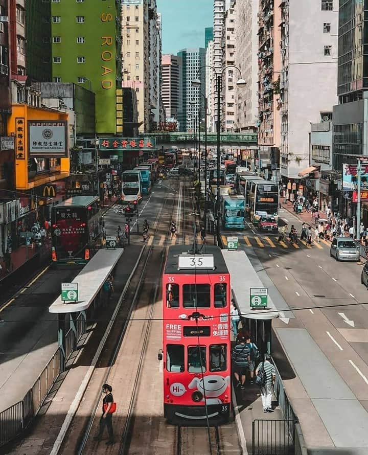 Discover Hong Kongさんのインスタグラム写真 - (Discover Hong KongInstagram)「Bustling traffic along the tramway. 拍攝港島街景，當然要影電車入鏡！ 📷: @mayurvalkunde #DiscoverHongKong」11月27日 13時00分 - discoverhongkong