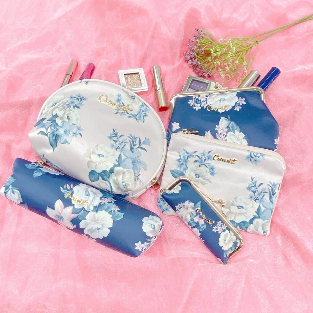 のインスタグラム：「フラワー柄が上品なポーチが登場🌸 気になったアイテムをぜひチェックしてみてください🌹  シェル型ポーチ（左上） 学校やオフィス、旅行に持っていきやすいサイズ感♪  ペンケース（左下） コンパクトで持ち運びしやすくバッグの中でかさばらないのがポイントです✨  コスメポーチ（右上） 大きく開いてコスメが出し入れしやすいがま口タイプ🙆‍♀️  ティッシュマスクケース（右中央） マスクとティッシュが収納可能👍 このポーチを持っていれば、食事の時マスクの置き場に困ることはありません♪  印鑑ケース（右下） 朱肉付きなので便利で使いやすい👌 ・ #Cocoonist #コクーニスト」