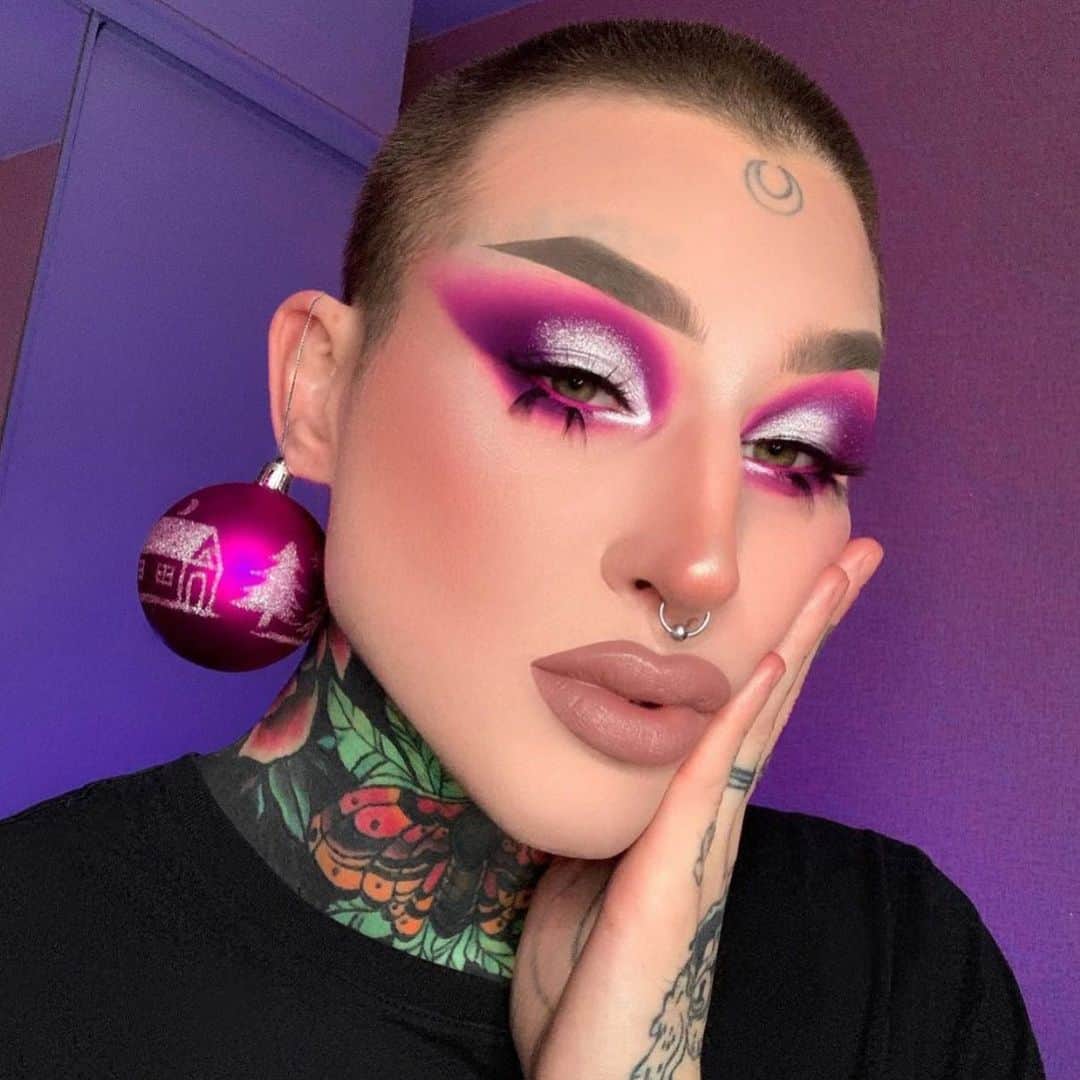 Jeffree Star Cosmeticsさんのインスタグラム写真 - (Jeffree Star CosmeticsInstagram)「Tis' the Season🌟 @makeevmua created this sickening glam using our Conspiracy palette, #extremefrost in the shade Gag me & #velourliquidlipsticks in the shades Diva & I’m Royalty 🔥   #jeffreestarcosmetics」11月27日 13時01分 - jeffreestarcosmetics