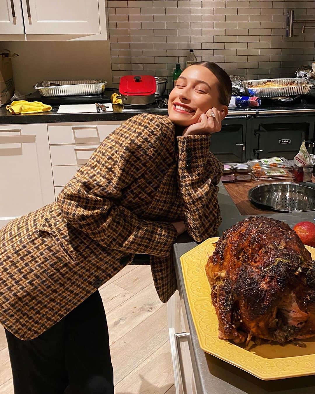 ハイレイ・ロード・ボールドウィンさんのインスタグラム写真 - (ハイレイ・ロード・ボールドウィンInstagram)「1st time turkey maker (no it’s not burnt) Happy Thanksgiving 🤍」11月27日 13時05分 - haileybieber