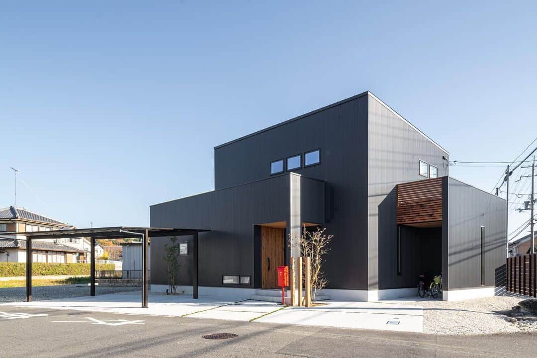 ルポハウス一級建築士事務所さんのインスタグラム写真 - (ルポハウス一級建築士事務所Instagram)「・ ・ ・ 閑静な住宅街で目をひく、黒ガルバ×箱型の外観。 ・ ３つ並んだ窓やポストが重厚感に軽やかさをプラスして、アクセントにもなっているヒノキ格子の下には、サイクルポートを設えました。 ・ ・ ・ 𓐌𓐌𓐌𓐌𓐌𓐌𓐌𓐌𓐌𓐌𓐌𓐌𓐌𓐌𓐌𓐌𓐌𓐌  ルポハウスの施工事例はこちらまで☞ @reposhouse  𓐌𓐌𓐌𓐌𓐌𓐌𓐌𓐌𓐌𓐌𓐌𓐌𓐌𓐌𓐌𓐌𓐌𓐌 #ルポハウス は#ちょっとかっこいい家 を"友人のために" という思いでつくっています。 一生に一度の#マイホーム。 「あなたにしかできない」×「ルポハウスだからできる」で、 私たちだけの#家づくり を思いっきり楽しんでみませんか？！ ・ ・ ・ #住宅 #注文住宅 #新築一戸建て #デザイナーズ住宅  #一級建築士事務所 #設計事務所  #滋賀県大津市 #滋賀県草津市 #滋賀県栗東市  #滋賀県近江八幡市 #外観デザイン #外観イメージ #黒ガルバ #黒ガルバの家」11月27日 13時07分 - reposhouse