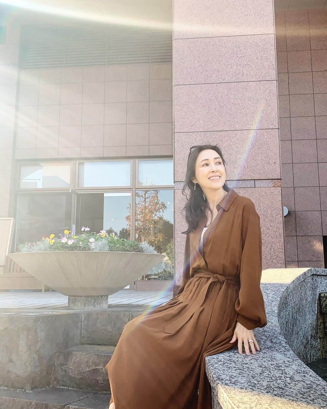 のインスタグラム：「今日は、寒くなりましたね〜  It’s cold today.  @definebeautyjapan  @definebeauty @ディファインビューティ  #アラフィフ  #コスメ  #コスメ好き  #キレイ  #キレイになりたい  #アラフィフコーデ #アラフィフ女子 #大人可愛い #今日のコーデ #大人スタイル #企業女子 #スナップミー #上品コーデ #キレイめコーデ #化粧品  #instapicture  #beauty  #beautiful  #fashionblog #fashionblogger #dailylook #tokyolife」