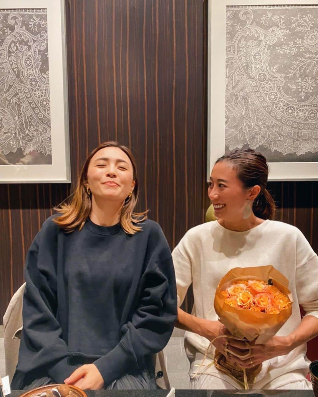 里見茜さんのインスタグラム写真 - (里見茜Instagram)「31歳まさかのサプライズバースデーをしていただきました。  この歳になってこんな盛大にやってもらうのはなんだか照れ臭いですが 平日の忙しい中集まってくれて本当にありがとう😭🧡  家で服選んでる時とか普段白系の服が多いくせにこういう時に限って全身ブラックで行ってごめんなさい。笑 パパの誘導に全く気づかず😂  みんなの気持ちが嬉しすぎた日。 31歳も宜しくね🙌🧡🧡  #bestfriends  #happybirthday」11月27日 13時09分 - satomiakane