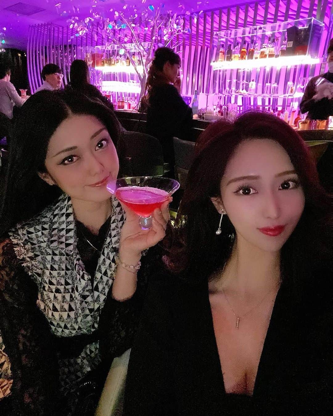 のインスタグラム：「久しぶりのゆかちゃん💓✨ . . ちょっとリッチに有楽町へ🍸 夜ご飯🌉食べてからザ・ペニンシュラPeterBarへ✨ . . 映画"東京ジョー"をモチーフにしたカクテルを頼んでみたよ❤️✨ 「東京ジョー」は、ハンフリー・ボガート主演、劇中に日比谷交差点も登場するハリウッド映画「東京ジョー」に由来するカクテルで、クランベリージュース、レモンジュースがブレンドされていてすっきりして呑みやすい美味しいお酒でしたよ❤️✨ . . グラスがとっても素敵でお店の雰囲気も良いし贅沢な時間でした♪✨ . . たまには、お洒落なBarでゆったり呑むのも良いよね💓✨ゆかちゃんありがとう❤️ . . #ペニンシュラ東京 #ペニンシュラピーター #バー #東京ジョー #東京ジョーカクテル #お洒落 #ホテル #素敵空間 #お洒落バー #日比谷 #peninsula #peninsulatokyo #bar #coktail #tokyojyo #hibiya」