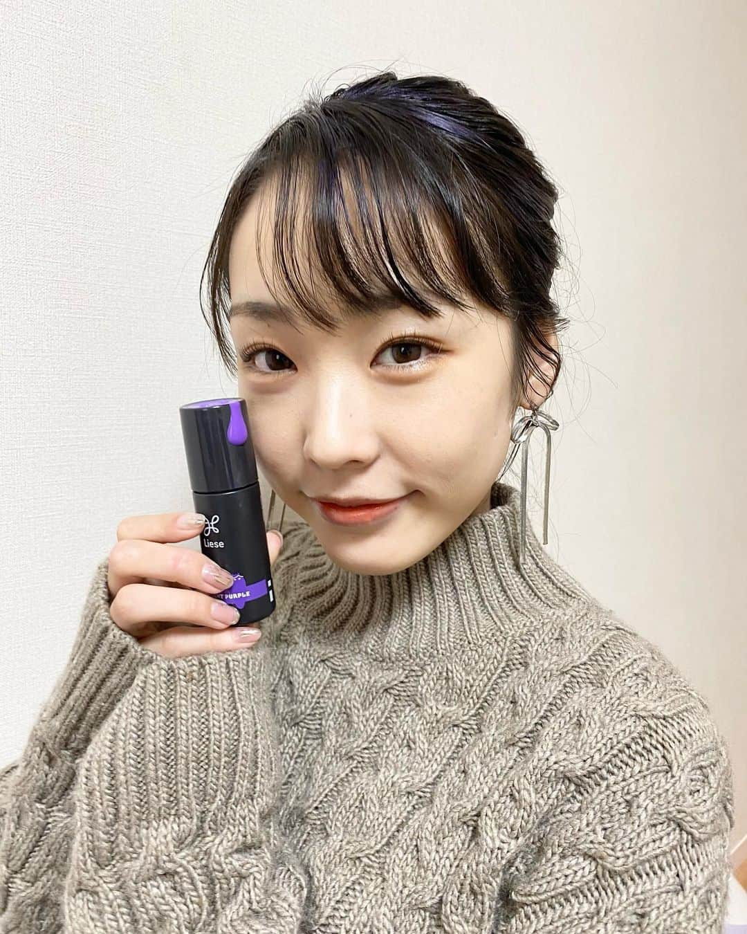 田中美有のインスタグラム：「リーゼ様(@liese_official_jp )から頂いた #ヘアモンスター を使ってアレンジ🎶  今回は、ミッドナイトパープルを使用しました✌🏻✨  10回振って塗るだけで、いつもと違う私に！！！ 色んなオシャレが楽しめちゃいそう😳  皆さんもヘアモンスターを使って、アレンジ楽しみませんか？😳✨  #リーゼ  #liese #花王_pr  #ヘアモンスター #ヘアアレンジ #簡単ヘアアレンジ #ポニーテール #ポニーテールアレンジ #パープルカラー」