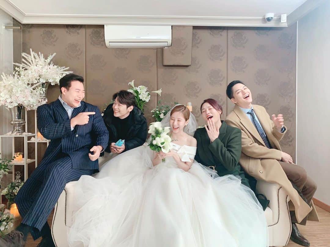 ソヒョンさんのインスタグラム写真 - (ソヒョンInstagram)「화기애애한 결혼식.. . . . 은 사실 주은이의 강요로 만들어진 설정샷이었습니다✌️ 그동안 드라마 #사생활 을 사랑해주셔서 감사합니다🤍」11月27日 13時20分 - seojuhyun_s