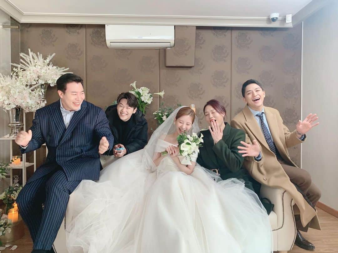 ソヒョンさんのインスタグラム写真 - (ソヒョンInstagram)「화기애애한 결혼식.. . . . 은 사실 주은이의 강요로 만들어진 설정샷이었습니다✌️ 그동안 드라마 #사생활 을 사랑해주셔서 감사합니다🤍」11月27日 13時20分 - seojuhyun_s