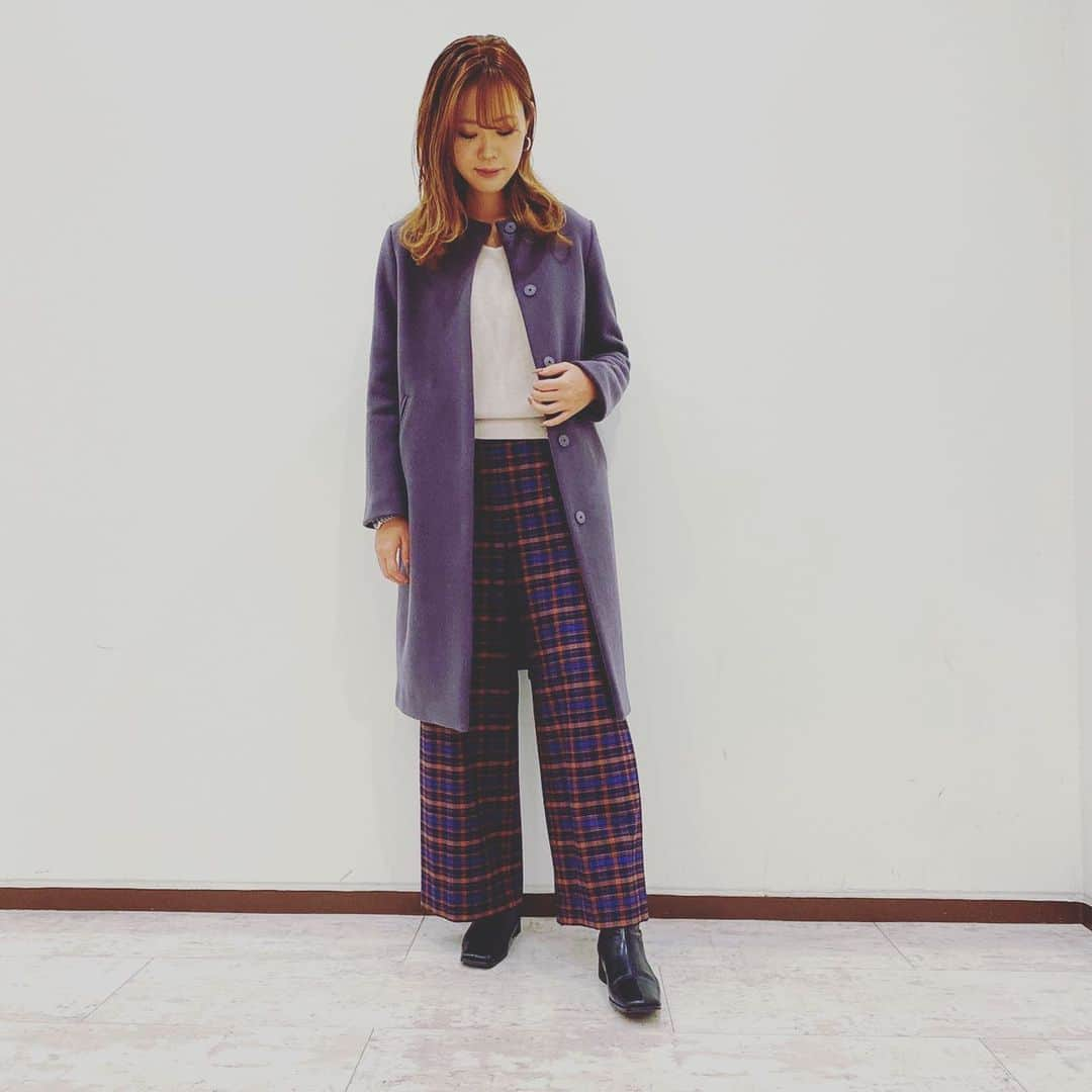 Bon mercerie_ボンメルスリー公式のインスタグラム：「【staff snap】﻿ ﻿ 先日ご紹介したスタンドカラーのコートにチェックのパンツを合わせてコーディネートしてみました♪﻿ ﻿ ﻿ チェック地にカラーが配色されているのでトップスやコートも合わせやすいです。﻿ 落ち着いた色のチャコールグレーのコートと合わせると可愛らしすぎないパンツスタイルに仕上がります♪﻿ ﻿ ﻿ ﻿ 528-69302 pants﻿ ¥14,000+tax﻿ ﻿ 528-99853 coat﻿ ¥33,000+tax﻿ ﻿ ﻿ ﻿ 新宿ミロード店では9/21(土)〜9/30(月)の期間、OPカード10%ポイントアップキャンペーン開催中です。﻿ 残りあと4日！！﻿ ﻿ ﻿ .﻿ .﻿ ﻿ #anatelier #アナトリエ #bonmercerie ﻿ #ボンメルスリー #shinjyukumylord ﻿ #新宿ミロード #newarrival﻿ ﻿#チェックパンツ #ストレートワイドパンツ  #スタンドカラーコート#カラーコート #最後の冬」