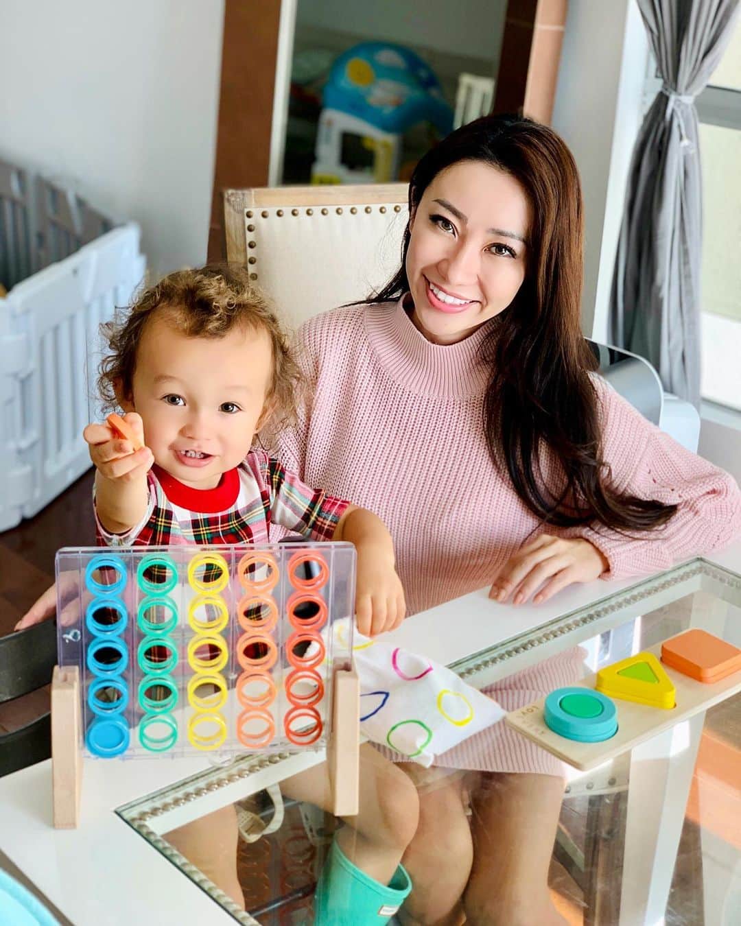 春名愛海のインスタグラム：「Happy Thanksgiving Day 🦃 . I get a lot of questions about what educational toys I get for Leo and my fav is @lovevery ❤︎ I have been getting their subscriptions since his birth and he enjoys them very much. also it tells me how I can help him develop his skills ☺️ You can also just get it one time without subscribing monthly✨ . . .  #love #momsofinstagram #时尚 #패션#japanese  #asian #boymom #happy #lalife #influencer #momlife #losangeles #japnesemodel #ロサンゼルス #カリフォルニア #ママスタ #子育てぐらむ #海外生活 #撮影  #ママリ  #ママライフ #photoshoot #バイリンガル #バイリンガル育児  #lovevery #loveverybaby #montessori #educationaltoys #toddler #toddlerlife」