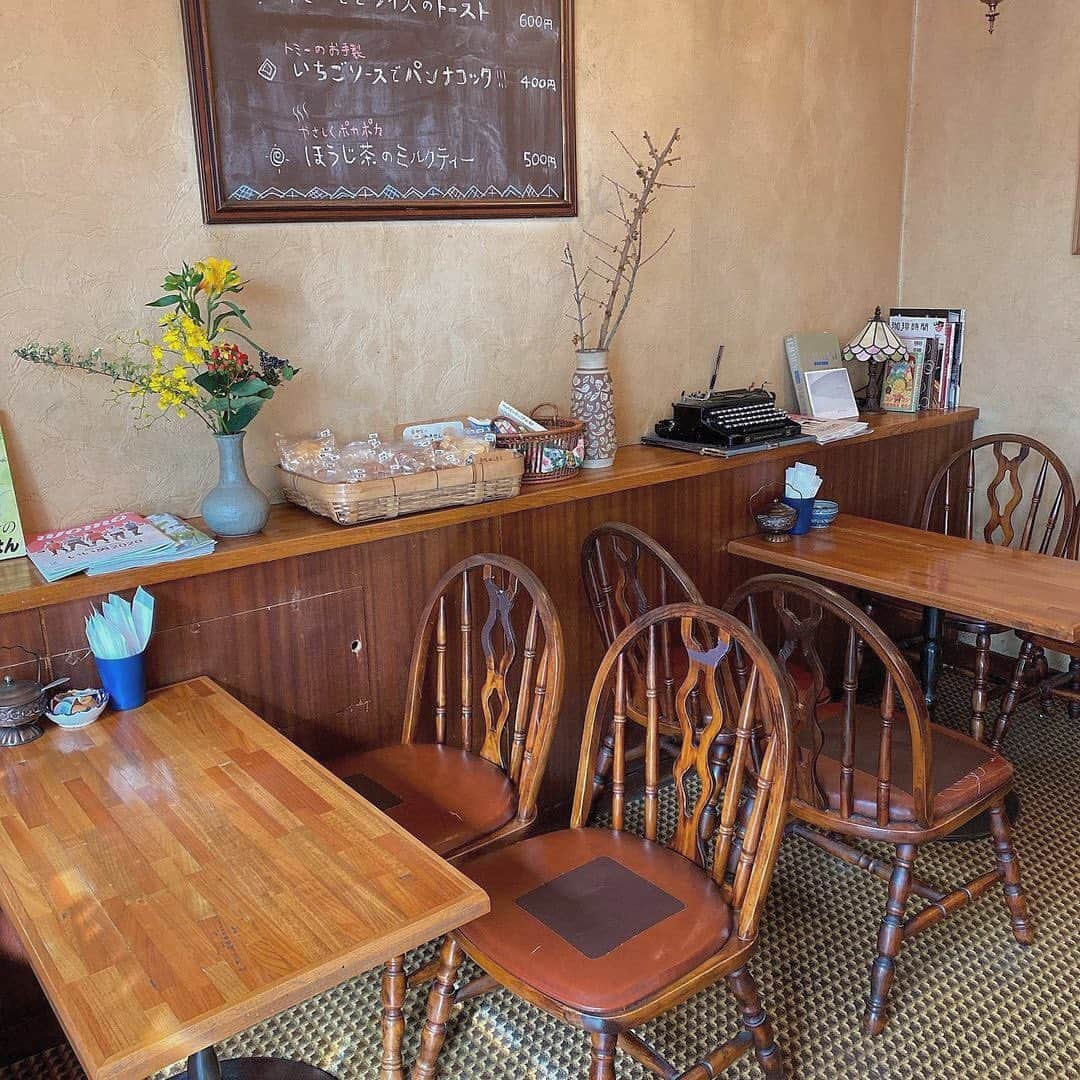 isutaさんのインスタグラム写真 - (isutaInstagram)「今、静岡の“泊まれる喫茶店”がじわじわ話題♡﻿ 大正にタイムスリップしたような「ヒトヤ堂」が素敵すぎるんです◎﻿ ﻿ ﻿ 静岡駅から徒歩12分の場所にある「泊まれる純喫茶 ヒトヤ堂」は、築50年のビルをリノベーションしたという喫茶店&ゲストハウス。﻿ ﻿ ﻿ 1階の喫茶店でお茶を楽しんだあとは、上階のお部屋でゆったりのんびり。そんな夢のような時間が過ごせちゃうんです♡﻿ ﻿ ﻿ 気になる詳細は、 @isuta_jp トップのURLから記事をチェックしてみてください♩﻿ ﻿ ﻿ photo by﻿ @momothin﻿ @akimotomi﻿ ﻿ ﻿ #isuta #イスタ #isutapic﻿ #isuta_trip #isutacafe #カフェ巡り ﻿ #静岡旅行 #カフェ活﻿ #おしゃれカフェ #純喫茶 #純喫茶巡り﻿ #喫茶店 #ヒトヤ堂 #泊まれる純喫茶﻿ #ホテル泊 #女子旅 #isutahotel #レトロ喫茶﻿ #ホテル巡り #おしゃれホテル #静岡カフェ﻿ #記念日旅行 #カフェスタグラム #静岡カフェ巡り﻿ #hotel #hotelstagram #ホテル #カフェスタグラム﻿ #お洒落な人と繋がりたい ﻿ #旅行好きな人と繋がりたい #cafestagram」11月27日 13時17分 - isuta_jp