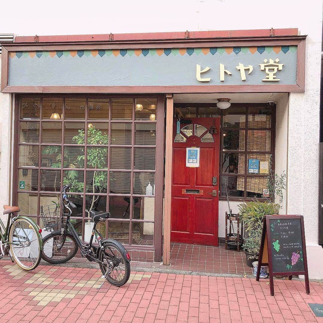 isutaさんのインスタグラム写真 - (isutaInstagram)「今、静岡の“泊まれる喫茶店”がじわじわ話題♡﻿ 大正にタイムスリップしたような「ヒトヤ堂」が素敵すぎるんです◎﻿ ﻿ ﻿ 静岡駅から徒歩12分の場所にある「泊まれる純喫茶 ヒトヤ堂」は、築50年のビルをリノベーションしたという喫茶店&ゲストハウス。﻿ ﻿ ﻿ 1階の喫茶店でお茶を楽しんだあとは、上階のお部屋でゆったりのんびり。そんな夢のような時間が過ごせちゃうんです♡﻿ ﻿ ﻿ 気になる詳細は、 @isuta_jp トップのURLから記事をチェックしてみてください♩﻿ ﻿ ﻿ photo by﻿ @momothin﻿ @akimotomi﻿ ﻿ ﻿ #isuta #イスタ #isutapic﻿ #isuta_trip #isutacafe #カフェ巡り ﻿ #静岡旅行 #カフェ活﻿ #おしゃれカフェ #純喫茶 #純喫茶巡り﻿ #喫茶店 #ヒトヤ堂 #泊まれる純喫茶﻿ #ホテル泊 #女子旅 #isutahotel #レトロ喫茶﻿ #ホテル巡り #おしゃれホテル #静岡カフェ﻿ #記念日旅行 #カフェスタグラム #静岡カフェ巡り﻿ #hotel #hotelstagram #ホテル #カフェスタグラム﻿ #お洒落な人と繋がりたい ﻿ #旅行好きな人と繋がりたい #cafestagram」11月27日 13時17分 - isuta_jp
