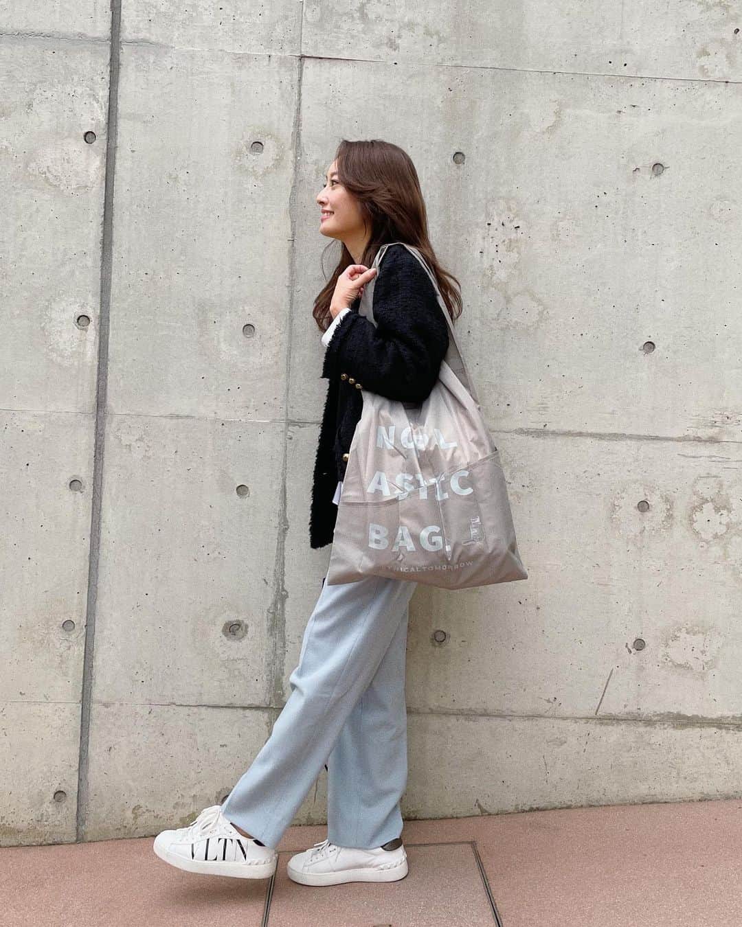 小祝麻里亜のインスタグラム：「大きなエコバッグのおかげで、食料品買う時もビニール袋要らず👌🌳  そもそもエコバッグを使っている意味って…とふと考えた時に、こういったメッセージ性のあるバッグの方が意味があるんじゃないかなぁと思って☺️  このバッグには【NO PLASTICBAG】と書かれてます👏  実はこのバッグ自体もペットボトルをリサイクルして作られたものなんですって🛍♻️  3枚目の写真みたいにかなりコンパクトになるから持ち歩きやすいし、せっかくだから意味が込められたエコバッグを持つのもよいですよね🌿  ． ． ＿＿＿＿＿＿＿  @ethicaltomorrow  #エコバッグ #エシカル #サスティナブル #リサイクル #ペットボトルリサイクル #エコ#ecobag #sustainable #ecofriendly #에코백 #장바구니#재활용」