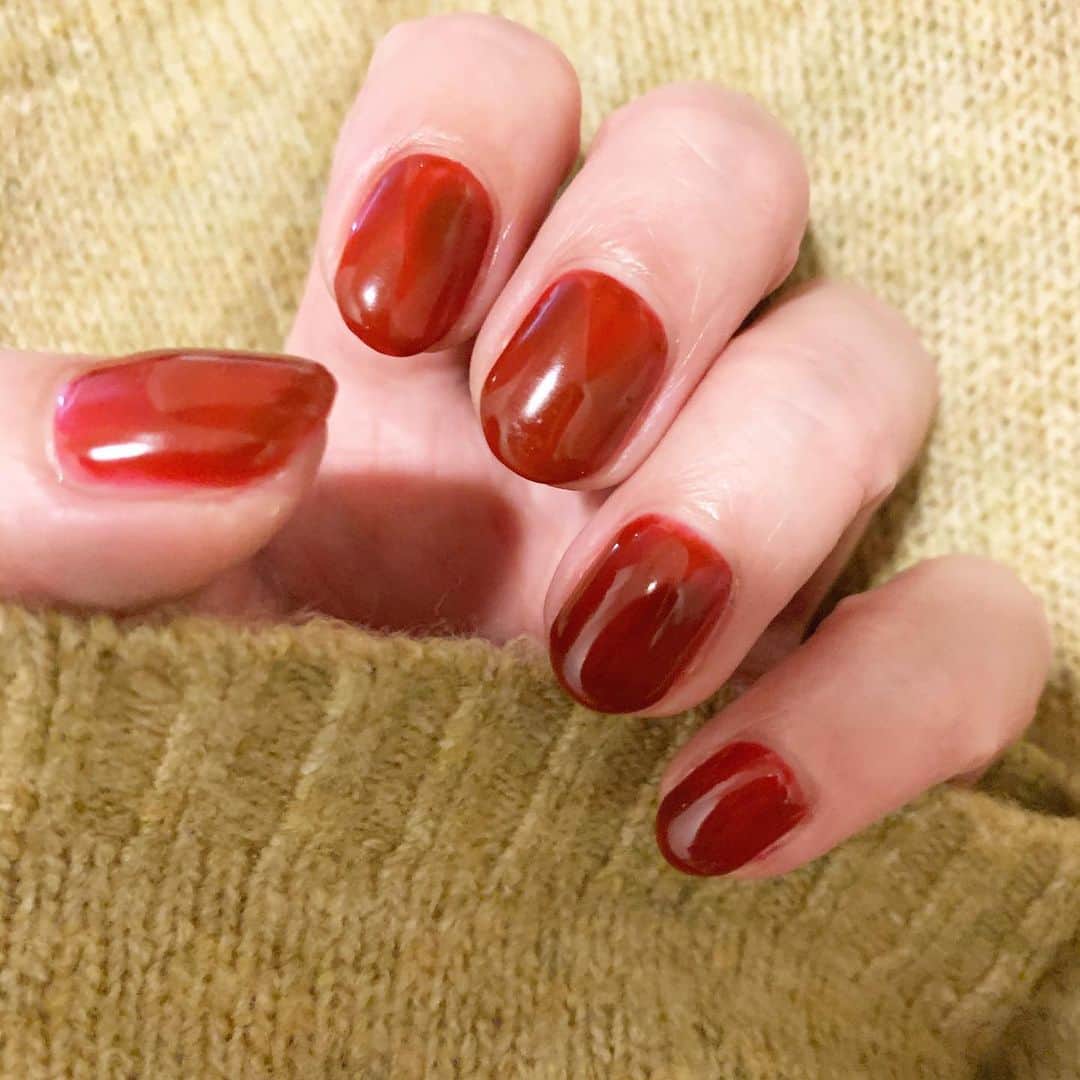ruk6ruk6のインスタグラム：「久々に濃い色！  ボルドーを むらむらっと塗って貰った🙌  想像より可愛く仕上がった（笑）  ゲームの為に更に爪短くっ！  #ネイル　#ネイルデザイン  #むらむらネイル #ショートネイルデザイン #ボルドーネイル #nail #ネイルサロン」