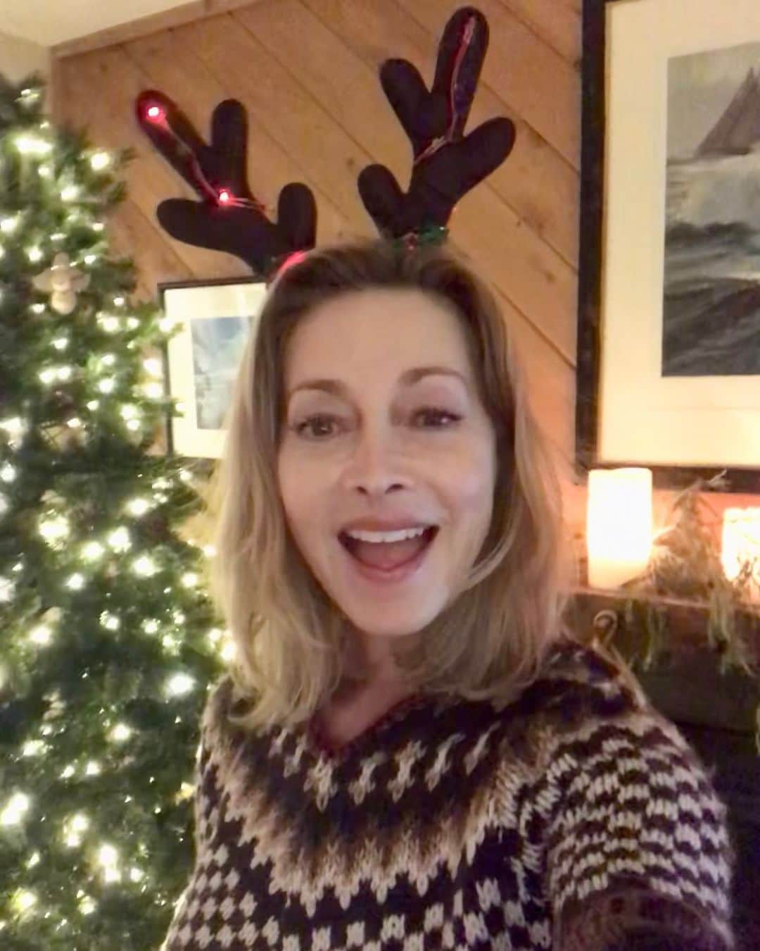 シャロン・ローレンスさんのインスタグラム写真 - (シャロン・ローレンスInstagram)「#antlers are mandatory at #TheChristmasHouse on @hallmarkchannel . Show me your #ChristmasTree 🎄」11月27日 13時30分 - sharonelawrence