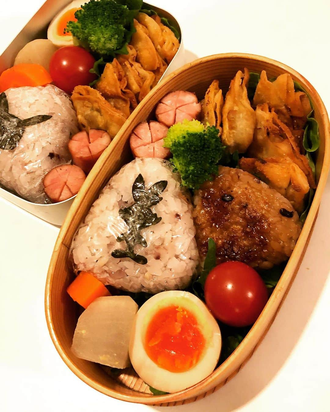 甘糟記子さんのインスタグラム写真 - (甘糟記子Instagram)「今日のお弁当( ^ω^ )  先日の大阪で買った点天の餃子を揚げ焼きにしたもの(o^^o)  姫が美味しかったからまた入れて〜と言っていたので、残りの冷凍ストックより(≧∀≦)  　　  あとは昨日のおでん、ウィンナー、味玉、トマト、ブロッコリー、おにぎりです！  　  今週は土曜日もお休みだから幸せ〜\(//∇//)\  来週はついに12月に突入なのかな？ 1年があっという間に過ぎていきますね！  #甘糟ご飯#ご飯#昼ごはん#ランチ#ランチボックス#弁当#曲げわっぱ#わっぱ弁当 #点天」11月27日 13時31分 - norihey924