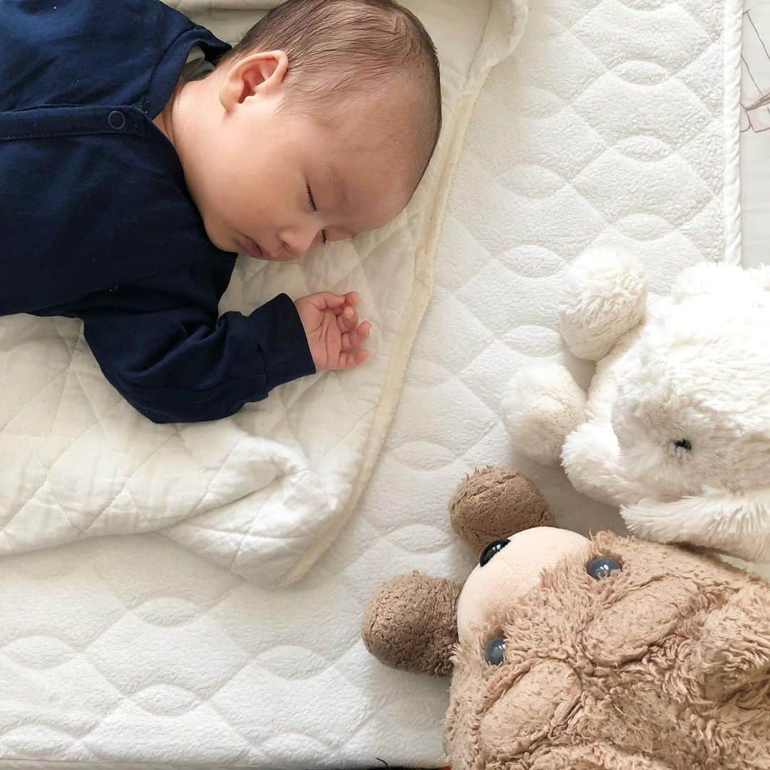 花岡維生のインスタグラム：「He surrounds himself with guards 🧸🐰 👶🏻専属見守り隊🧸🐰w #baby #babyboy #firsttoy #jellycat #ted #赤ちゃんのいる生活 #令和2年ベビー #令和ベビー #男の子ママ」
