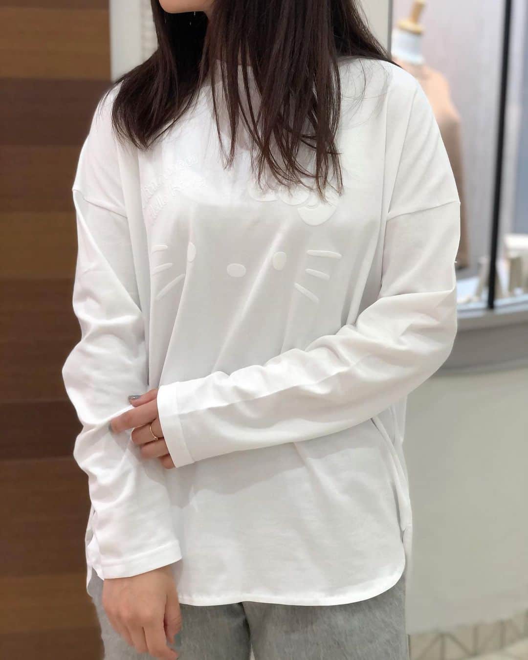 新谷美奈のインスタグラム：「.﻿ ﻿ ニットガウンの中に着たのは﻿ 発泡プリントでキティちゃんをデザインしたロンT🤍﻿ ボリューミーなニットを着るときこそ﻿ インナーでつくる抜け感が大切🥰﻿ ﻿ Nina mew﻿ knit gown ¥29,000+tax﻿ cut&sew ¥11,000+tax﻿ pants ¥13,000+tax﻿ ﻿ ▷HAPPY COUPONで最大10%OFFに！﻿ 　精算時にお渡ししております♡(12/6まで！)﻿ ______________________________________﻿ 🎅🏻Nina mewの商品を税込4万円以上お買い上げの方に﻿ ロゴトートバッグをプレゼント！﻿ (なくなり次第終了となります)﻿ ﻿ ⚾️ソフトバンクホークス日本一を祝して﻿ 11/26(木)〜28(土)連続ゆめポイント5倍！﻿ ﻿ @ninamew_official#Ninamew#ニーナミュウ#ゆめタウン#ゆめタウン佐賀#セレクトショップ#selectshop」