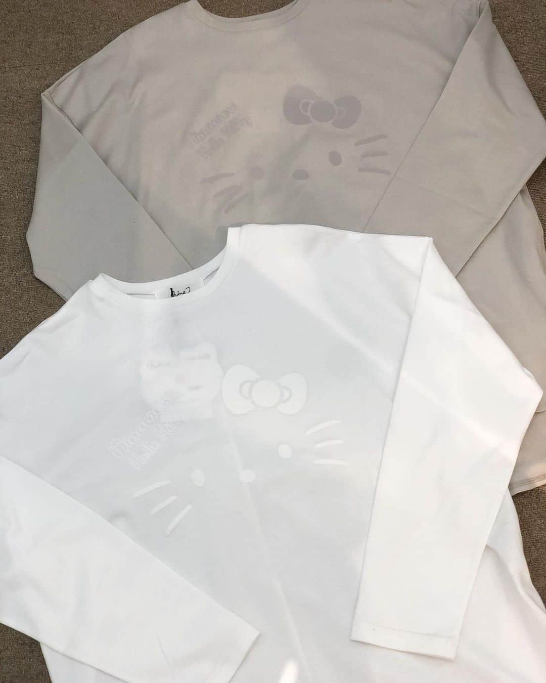 新谷美奈のインスタグラム：「.﻿ ﻿ ぷくっと立体的な発泡プリントで表現したキティちゃん🤍﻿ 主張しすぎない同色のプリントなので﻿ 合わせやすさも💯🙆🏼‍♀️﻿ こちらも大人気です🥰﻿ ﻿ カラーはホワイトとグレーの2色🍎﻿ ﻿ ﻿ Nina mew﻿ cut&sew ¥11,000+tax﻿ ﻿ ▷HAPPY COUPONで最大10%OFFに！﻿ 　精算時にお渡ししております♡(12/6まで！)﻿ ______________________________________﻿ 🎅🏻Nina mewの商品を税込4万円以上お買い上げの方に﻿ ロゴトートバッグをプレゼント！﻿ (なくなり次第終了となります)﻿ ﻿ ⚾️ソフトバンクホークス日本一を祝して﻿ 11/26(木)〜28(土)連続ゆめポイント5倍！﻿ ﻿ @ninamew_official#Ninamew#ニーナミュウ#ゆめタウン#ゆめタウン佐賀#セレクトショップ#selectshop」