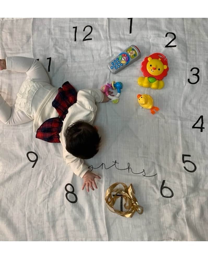 のインスタグラム：「7ヶ月❤️ 早いなー😳 ずっとこのスタイルで撮ってきたけどもう限界みたい😂 今まで数字囲んでたやつも 粉砕されて代理の紐👈雑w  いつも最高の笑顔をありがとう😊 大好きだよ😌❤️  ＃7ヶ月　#babygirl  #女の子ベビー #女の子ママ  #love」