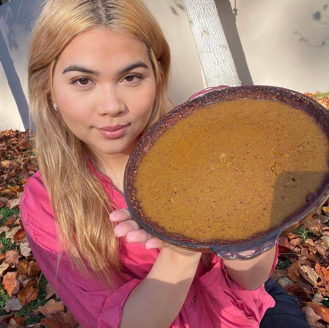 ヘイリー・キヨコのインスタグラム：「I made my first homemade gluten free pumpkin pecan pie. —> Swipe to see my worst acting performance to date.   It’s about the journey not the destination 😂😂😂😂😂😂😂😂😂😂😂😂」