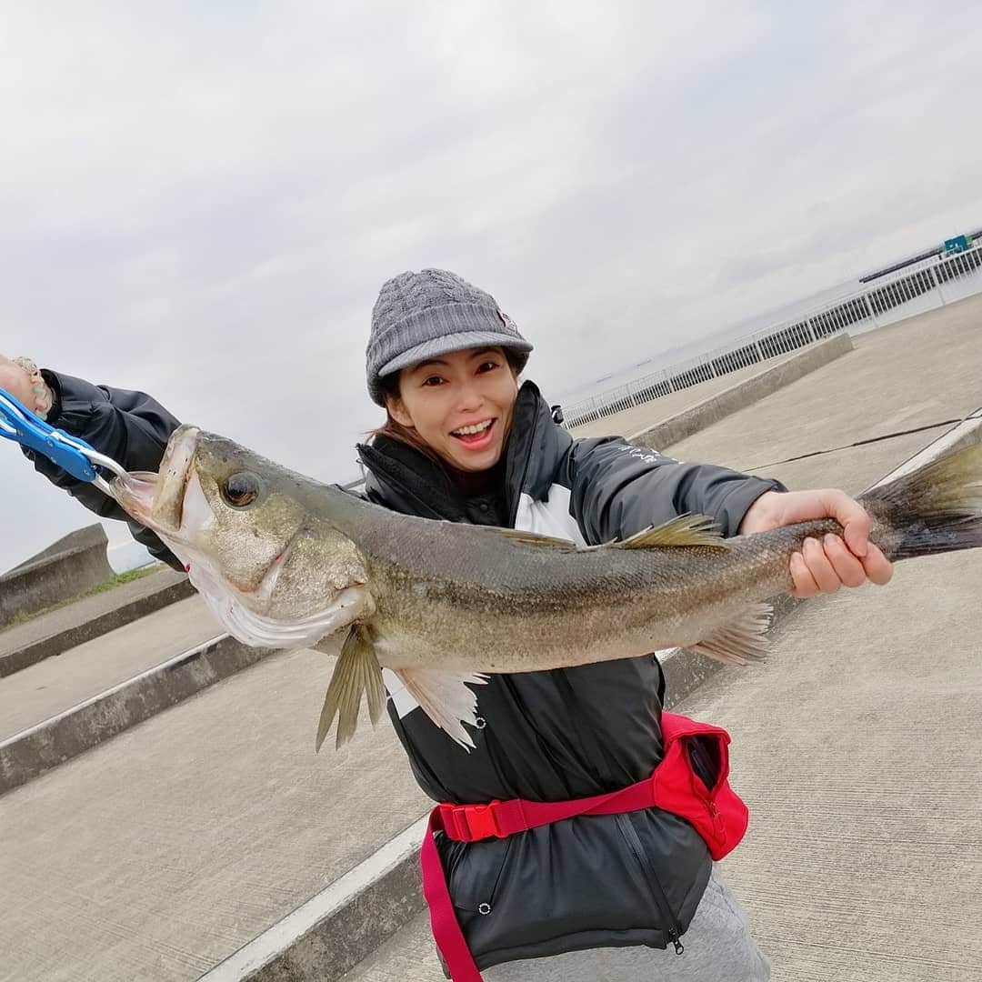 のインスタグラム：「わーい！今朝、やっとスズキさんを釣りました〜！早起きしてよかった❤ 71cm！でかーい！初大物！ 引っ張られてすごかったよー。 よろこび〜❤#スズキ　#シーバス　#今朝　#朝活　#東京湾 　#釣り好き 　#釣り女子 　#初大物」