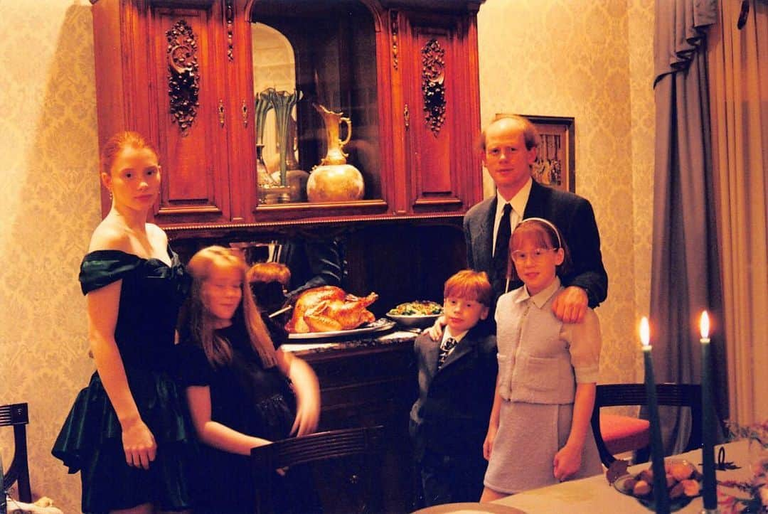 ブライス・ダラス・ハワードさんのインスタグラム写真 - (ブライス・ダラス・ハワードInstagram)「#TBT to Thanksgiving circa 1995. Decades later, the Howard Family still gathers for Thanksgiving — though definitely not as formally dressed. I’m so fortunate that as our family has grown, so have our celebrations. ⁣⁣ ⁣⁣ This Thanksgiving I am very thankful for a family that’s within my pod. I’m reminded to never take for granted the immense blessing of spending the day with family.⁣⁣ ⁣⁣ I’m especially thinking of Indigenous communities today and am grateful to the Lenape People, the Indigenous caretakers of these lands and waters. It is on their traditional land that we gather today.⁣⁣ ⁣⁣ Sending much love and thanks to you all 🧡 I’m continually inspired by you, my online family. Happy Thanksgiving!」11月27日 13時48分 - brycedhoward